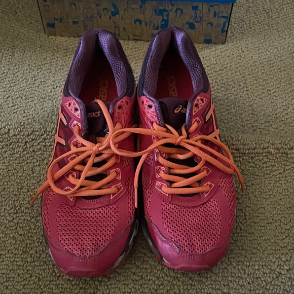 Asics Shoes - Asics womens 9.5. VERY CLEAN